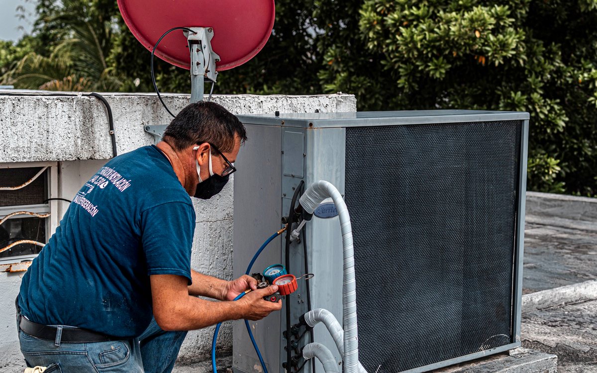 AC gas filling pressure gauge during cooling service